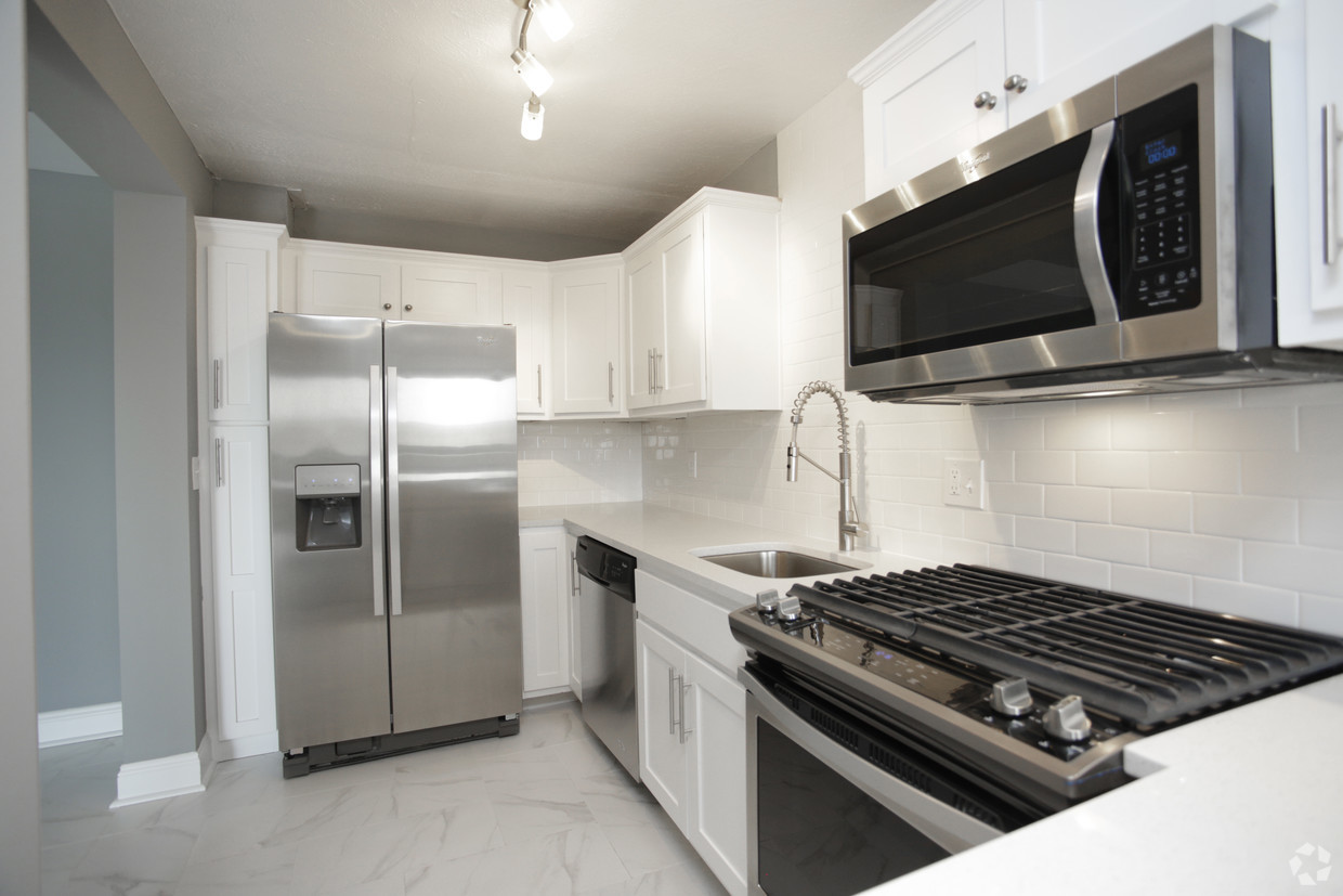 plaza-house-kansas-city-mo-1br-1ba—east-facing-vaulted-ceilings75