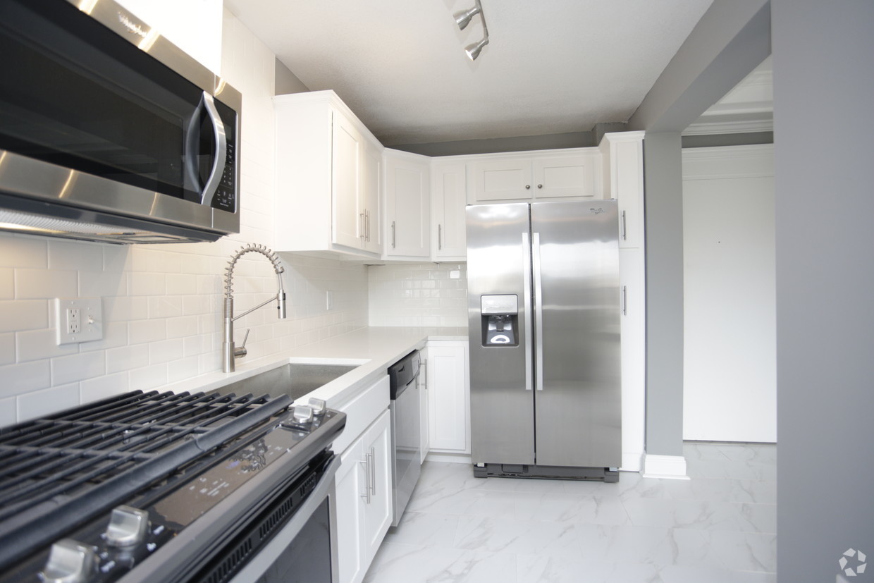 plaza-house-kansas-city-mo-2br-2ba—east-facing990-sf (4)