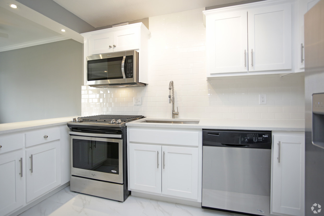 plaza-house-kansas-city-mo-2br-2ba—east-facing990-sf (5)