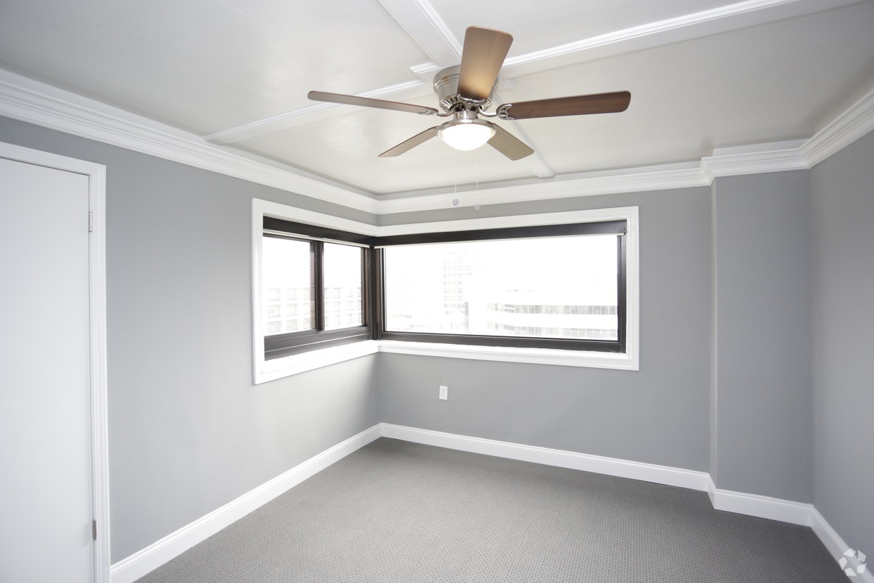 plaza-house-kansas-city-mo-2br-2ba—east-facing990-sf (7)